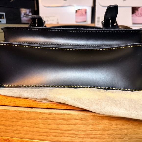 Dr. Martens Classic Black Messenger 11in Bag - Picture 6 of 13